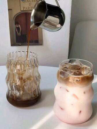 550ml Tazza in vetro ondulato e scanalato unica (senza cannuccia), un bellissimo set da caffè e tè, perfetta per contenere bevande estive, caffè freddo, succhi, matcha e acqua infusa alla frutta. Il design moderno della tazza in vetro è adatto sia per bevande calde che fredde, un must-have per viaggi, stoviglie da cucina, tazze da festa per appassionati di caffè, stile barista, regali pensati per le donne e semplice decorazione per la casa