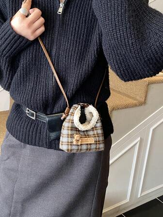 1个女童格子布磁扣单肩包，仿毛皮拼接迷你斜挎包，适合秋冬季派对、聚会和日常使用