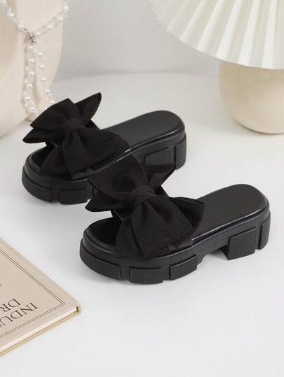 1双黑色厚底套脚凉鞋，女童款，布艺蝴蝶结设计，圆头，厚底，时尚可爱，适合3-15岁女学生日常、休闲、派对、旅行、海滩、春夏穿着。