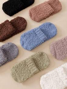 2/4双装女士冬季袜子，鞋底防滑硅胶设计，加厚保暖柔软蓬松，适合秋冬季节穿着，舒适保暖。