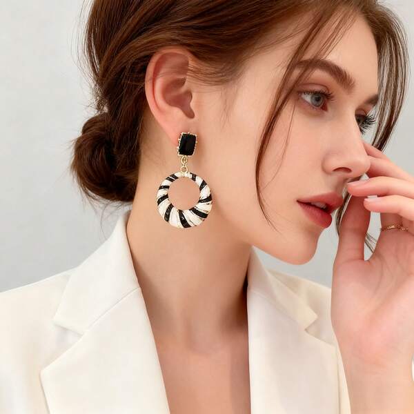 1 par de pendientes con patrón de torsión en blanco y negro, ayudándote a destacar de la multitud en citas, fiestas y atuendos diarios. Conviértete en el centro de atención y lidera. La gente a menudo preguntará "¿Dónde conseguiste esos pendientes?". También es adecuado como regalo.