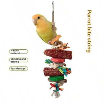 色彩缤纷的磨喙玩具，适合虎皮鹦鹉（虎皮鹦鹉）——木质咀嚼撕咬玩具，内含玉米芯、树皮和彩色细丝——是鹦鹉和小鸟释放破坏欲的理想选择