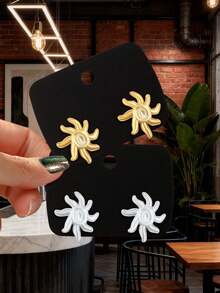 Betykuku 2 pares de pendientes de botón con diseño de hoja de árbol en dorado y plateado, para uso diario, regalo para mujeres y niñas - Mariposa B - Ver 40