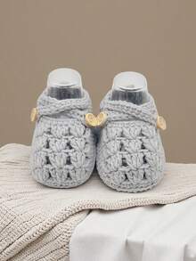 1 par de zapatos de bebé hechos a mano a ganchillo, color morado claro con decoración de botón, talla de bebé - Gris Claro - Ver 4