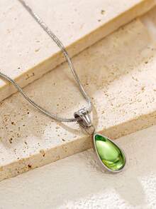 Colar com pingente em aço inoxidável dourado em formato de gota d'água, ideal para uso diário ou como presente.