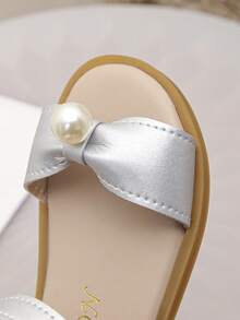 热销！女童银色凉鞋，珍珠蝴蝶结装饰，奢华甜美的公主鞋，柔软防滑，舒适不刺激脚部，夏季儿童凉鞋