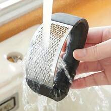 1件装不锈钢蒜蓉压碎器 - 手动蔬菜切碎器和水果捣碎器，适用于餐厅和超市 - 一款易于使用的厨房工具，用于压碎和研磨大蒜。适用于返校季、派对和节日必备品、夏季必备品、婚礼装饰、圣诞节装饰、生日装饰、生日礼物、圣诞餐桌装饰、圣诞庆祝活动、节日装饰。