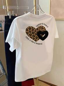 Women's Leopard Print T-Shirt With Leopard Heart & Cheetah Paw Back Print - White Short Sleeve Round Neck Casual Top, "Leopard Heart" & "Love It Like A Leopard" Slogan, Spring Summer Fall Wardrobe Essential (Machine Washable) - Leopard, Curvy Plus Size Women Clothing, T Shirt For Women, Women Tshirt, Shirt Woman, T Shirts For Women, Tshirt For Women, Womens Tshirts, Women T Shirt, Animal Tops For Women, Cute White Top, House Wear For Women, Women Clothes, Sleeper For Women, - Blanc - Voir 2