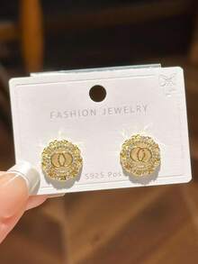 一套简约别致的925纯银镂空字母花卉图案白色徽章耳钉，优雅女士日常佩戴饰品 - 白鋯OO字母花紋徽章耳釘 - 查看 7