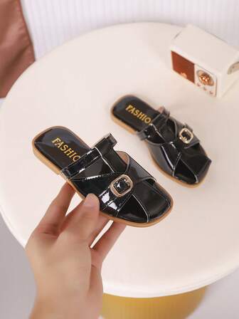 A Pair Of Girls' Sandals New Bow Princess Shoes Elastic Band Design Soft-Soled Casual Girls' Beach Shoes In Summer.