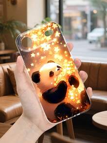 Funda de teléfono con diseño de oso panda y estrellas brillantes, estampado con panda sosteniendo luces doradas en un ambiente mágico, estilo encantador ideal para celebraciones festivas y uso diario, diseño de cuento romántico, funda transparente, resistente a golpes, alta transparencia, compatible con iPhone17/16/15/14/13/12/11/Plus/Pro/ProMax, compatible con Galaxy A34/A35/A54/A55, Galaxy S20/S21/S22/S23/S24/S25 Ultra/Plus, compatible con Moto/Galaxy/Redmi/Honor/OPPO - transparente - Ver 3