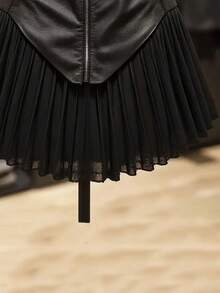 女士黑色仿皮褶裥迷你裙，前拉链，无弹力面料 - 黑色 - 查看 4