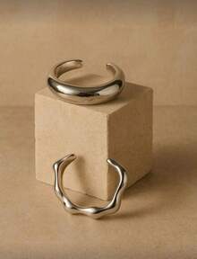 Bracelete Bicolor, acrílico,moderno, estiloso, sofisticado, minimalista, charmoso, ideal, kit com 2 pulseiras, prata, dourado, geométrico, luxuoso, leve, confortável, firme, acessórios, feminino, jóias, dia a dia, prático, inverno, use por cima de mangas longas. - Prata - Visão 1