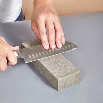 1块600目天然粗磨石，带防滑垫，含天然刚玉，适用于厨房、户外、木工工具刀片维修，是劳动节和各种节日的理想礼物。