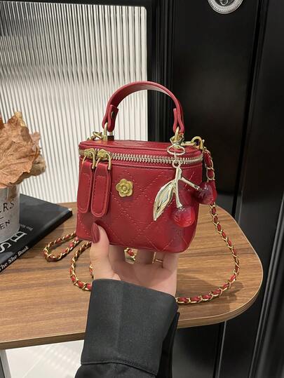 新款菱形刺绣链条盒包，简约PU皮单肩包，韩版迷你手提包带吊坠，适合购物、当钱包，适合年轻女性、大学生、上班族女性，也适合办公室、大学、工作、商务、通勤、户外活动、旅行和郊游等场合。