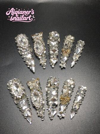 每套包含10片手工制作的Y2K风格精致高跟鞋亚克力美甲片，采用法式设计，饰以水钻和蝴蝶图案，提供多种色调和裸色可选。三种尺寸，适合派对、舞会和日常佩戴，并附赠美甲工具包，是送给女士和女孩的理想美甲礼物。