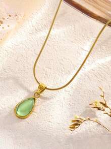 Colar com pingente em aço inoxidável dourado em formato de gota d'água, ideal para uso diário ou como presente.