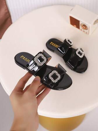 一双女童凉鞋，新款蝴蝶结公主鞋，松紧带设计，软底休闲女童沙滩鞋，适合夏季穿着。