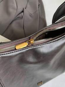 时尚多功能PU防水材质，字母图案设计，大容量复古优雅方形单肩包，带吊坠设计，休闲女士斜挎包，女士钱包商务通勤包，适合工作、日常通勤、聚会等场合，是圣诞节和平安夜的理想礼物，也适合圣诞节旅行。