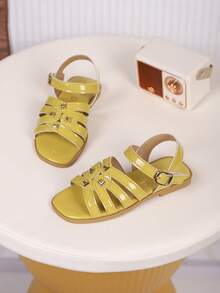 1 đôi dép xăng đan cho bé gái, kiểu dáng công chúa thắt nơ mới, thiết kế quai thun, đế mềm, thích hợp cho bé gái đi biển vào mùa hè. - Màu vàng - Xem 4
