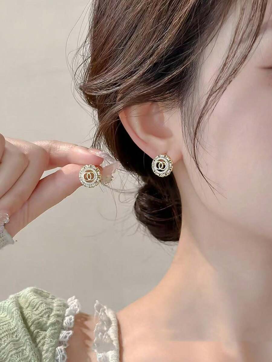 一套简约别致的925纯银镂空字母花卉图案白色徽章耳钉，优雅女士日常佩戴饰品 - 白鋯OO字母花紋徽章耳釘 - 查看 1