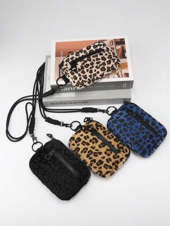 1个豹纹户外多功能颈包，配有可拆卸挂绳，可收纳耳机、钥匙、卡片、硬币，休闲风格