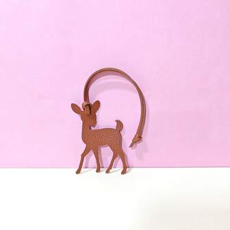 1个纯色可爱趣味简约卡通鹿形汽车钥匙扣，可作单肩包、背包、手提包、旅行包挂件，行李箱配件挂饰，适合日常通勤、节日、生日、约会、度假、旅行、办公、学校等场合，男女皆宜，是送给亲朋好友（长辈、同学、老师、女朋友、闺蜜、孩子）的完美小惊喜礼物。