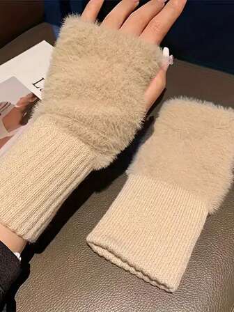 一副柔软舒适的女士冬季手套，奢华保暖的纯色针织露指手套。这款多功能中长款半指手套适合秋冬季节佩戴，简约纯色绒面设计。