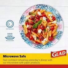 Glad - Platos de papel desechables redondos para todas las ocasiones a prueba de remojo a prueba de cortes platos desechables resistentes para microondas 8.5 pulgadas de diámetro 62 unidades de - Rosa Redondo - Ver 4