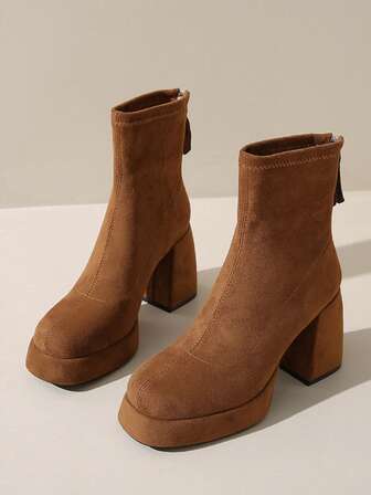 Damkängor med rund tå och platå, mångsidiga, tjocka sular, moderiktiga, grova klackar, korta stövlar med dragkedja bak, höst/vinter