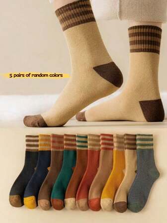 5 pares de calcetines de mujer de colores aleatorios con bordes reforzados, que proporcionan una retención del calor extremadamente fuerte. La combinación de colores combina rayas retro con diseños de colores contrastantes. Los detalles de la parte superior, el talón y los dedos del calcetín se han tratado con colores contrastantes, lo que no solo resalta el gusto por la moda, sino que también proporciona una experiencia de uso cálida y cómoda.