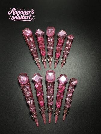 每套包含10片手工制作的Y2K风格精致高跟鞋亚克力美甲片，法式设计，饰有大量水钻和五角星，有蓝色和裸色可选。三种尺寸，适合派对、舞会和日常佩戴，并附赠美甲工具包，是送给女士和女孩的理想美甲礼物。