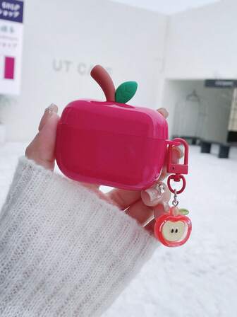 亮面紫红色苹果造型耳机保护套，配有苹果吊坠，可爱卡通风格，适合户外和日常使用，兼容真无线耳机、耳塞等，是完美的圣诞节和新年礼物。