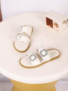 1 đôi dép xăng đan cho bé gái, kiểu dáng công chúa thắt nơ mới, thiết kế quai thun, đế mềm, thích hợp cho bé gái đi biển vào mùa hè. - Màu be - Xem 4