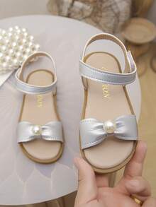 热销！女童银色凉鞋，珍珠蝴蝶结装饰，奢华甜美的公主鞋，柔软防滑，舒适不刺激脚部，夏季儿童凉鞋