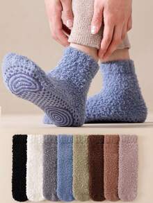 2/4双装女士冬季袜子，鞋底防滑硅胶设计，加厚保暖柔软蓬松，适合秋冬季节穿着，舒适保暖。