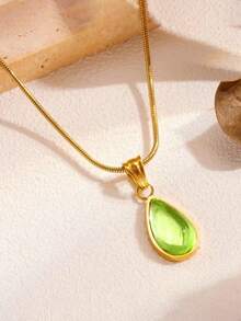 Colar com pingente em aço inoxidável dourado em formato de gota d'água, ideal para uso diário ou como presente.