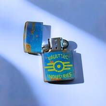 Fallout Themed Collection Lighters Set - 4 Unique Post-Apocalyptic Vintage Metal Lighters, Uses Lighter Fluid, Classic Flint Wheel And Windproof Design, Various Retro-Futuristic Designs, Perfect Gift For Men And Women, No Battery - 藍色 - 查看 2