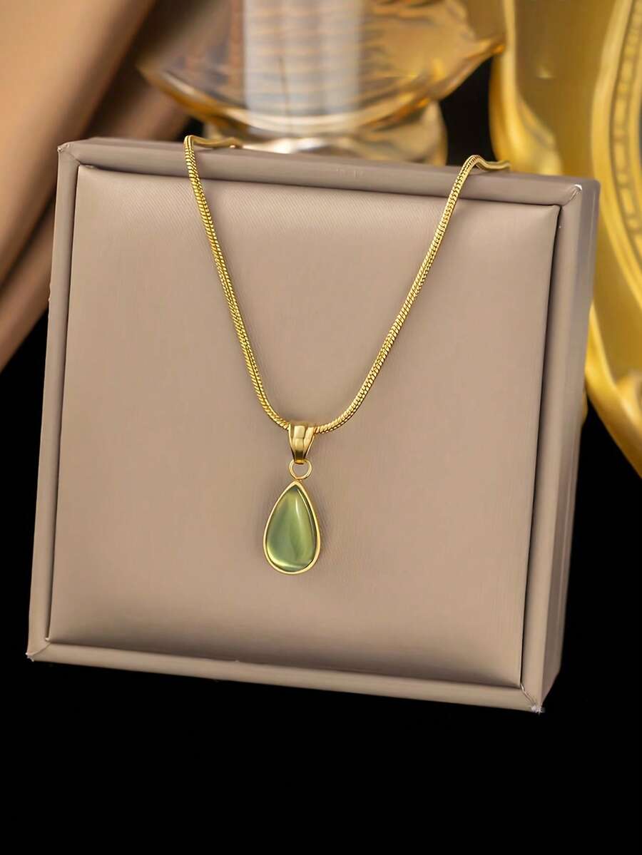 Colar com pingente em aço inoxidável dourado em formato de gota d'água, ideal para uso diário ou como presente.