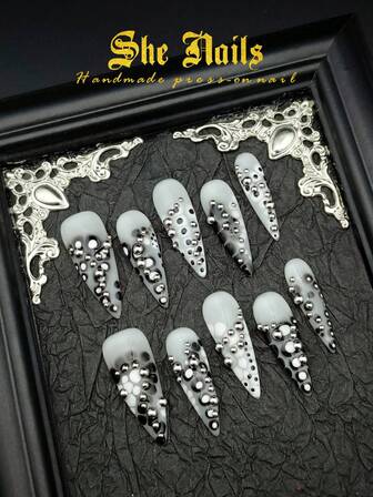 DIY Cute Baroque Junk Punk Goth Western Tip French Tip 10pcs Long Stiletto Acrylic Handmade Press On Nails Black Nails White Nails Silver Nails Champagne Nails With Black And White Blending Point With Silver Beads Silver Centipede Suitable For Cool Girls Or Boys Women Or Men Suitable For Parties Or Daily Hot Dress Up Wear With Free Gel Sticker Nail File Nails Supplies.