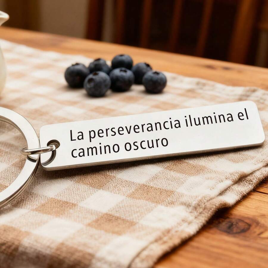 1个励志西班牙语刻字钥匙扣,“La Perseverancia Ilumina El Camino”(坚持不懈照亮前路),镜面抛光不锈钢材质,优雅耐用,是送给身处逆境的亲朋好友的礼物,也适合各种场合,例如圣诞节送给母亲、父亲、毕业生和老师。 - A - 查看 1