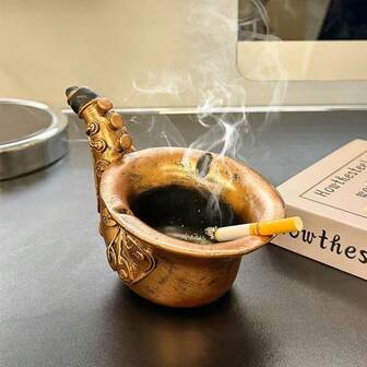 レトロなサックス型の灰皿、リビングルームのコーヒーテーブルや書斎デスクに置くのに適しています。レコードや楽譜などのレトロ/音楽テーマの装飾と相性抜群で、アーティスティックな雰囲気を演出します。オフィス環境でも実用的かつ個性的な装飾品として活躍し、吸い殻を入れたり灰を集めたりできる独特のデザインです。クリエイティブなオフィス空間にぴったりの、ホーム/オフィスのための装飾的な逸品です。