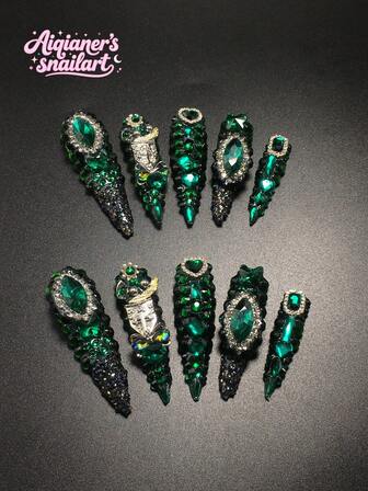 每套包含10片手工制作的Y2K风格精致高跟鞋亚克力美甲片，法式设计，镶嵌满钻和心形装饰，有绿色和裸色可选。三种尺寸，适合派对、舞会和日常佩戴，并附赠美甲工具包，是送给女士和女孩的理想美甲礼物。