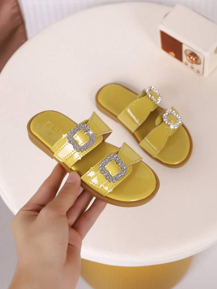 一双女童凉鞋，新款蝴蝶结公主鞋，松紧带设计，软底休闲女童沙滩鞋，适合夏季穿着。