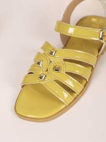 1 đôi dép xăng đan cho bé gái, kiểu dáng công chúa thắt nơ mới, thiết kế quai thun, đế mềm, thích hợp cho bé gái đi biển vào mùa hè. - Màu vàng - Xem 8