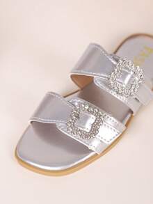 1 đôi dép xăng đan cho bé gái, kiểu dáng công chúa thắt nơ mới, thiết kế quai thun, đế mềm, thích hợp cho bé gái đi biển vào mùa hè. - Bạc - Xem 8