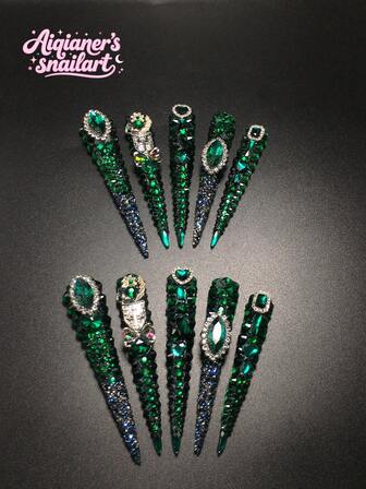 Cada set consta de 10 piezas de placas de uñas acrílicas finas de tacón alto hechas a mano con estilo francés, diseñadas con diamantes completos y decoraciones de lazos, disponibles en colores verde y nude. 3 tamaños para ajustar, adecuado para fiestas, bailes y uso diario, viene con un kit de uñas, lo que lo convierte en un regalo ideal de uñas postizas para damas y niñas.