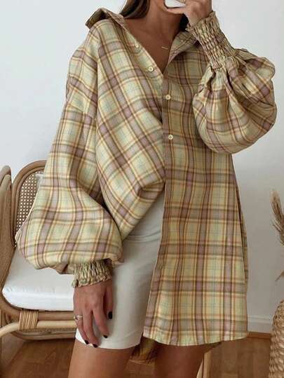 休闲时尚混色格子灯笼袖长袖衬衫，前片方格图案，后片短款，前片纽扣闭合，适合日常穿着和上学穿着。