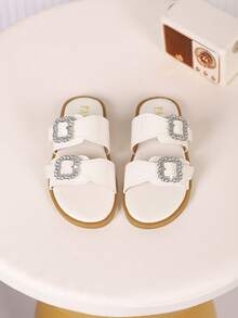 1 đôi dép xăng đan cho bé gái, kiểu dáng công chúa thắt nơ mới, thiết kế quai thun, đế mềm, thích hợp cho bé gái đi biển vào mùa hè. - Màu be - Xem 3