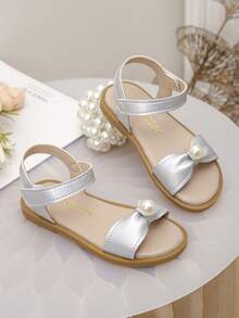 热销！女童银色凉鞋，珍珠蝴蝶结装饰，奢华甜美的公主鞋，柔软防滑，舒适不刺激脚部，夏季儿童凉鞋